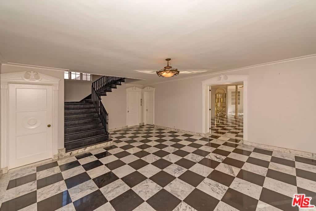入口的特点是格子瓷砖地板和宽阔的空间。