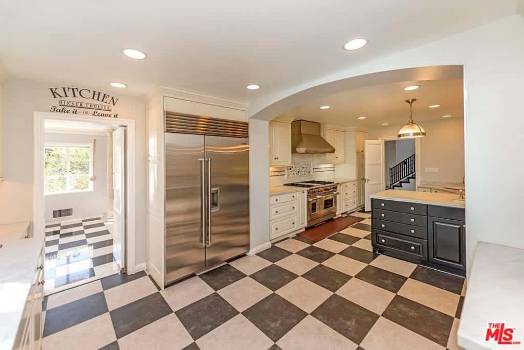 厨房的特点是格子瓷砖地板和多个嵌入式天花板灯。