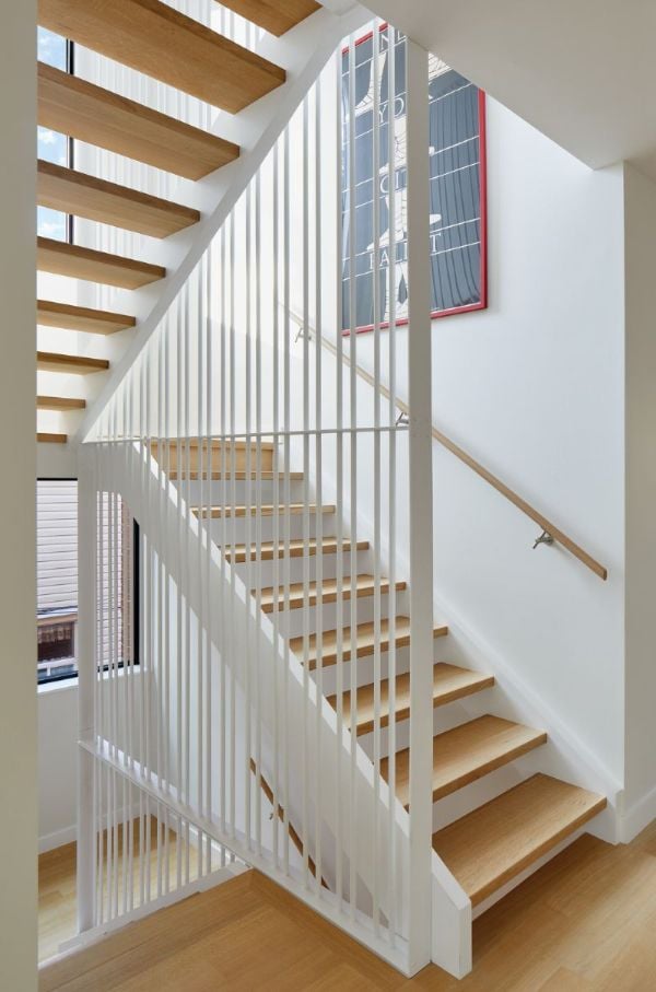 Taylor Smyth Architects事务所设计的现代轻质木材，全长垂直白色栏杆