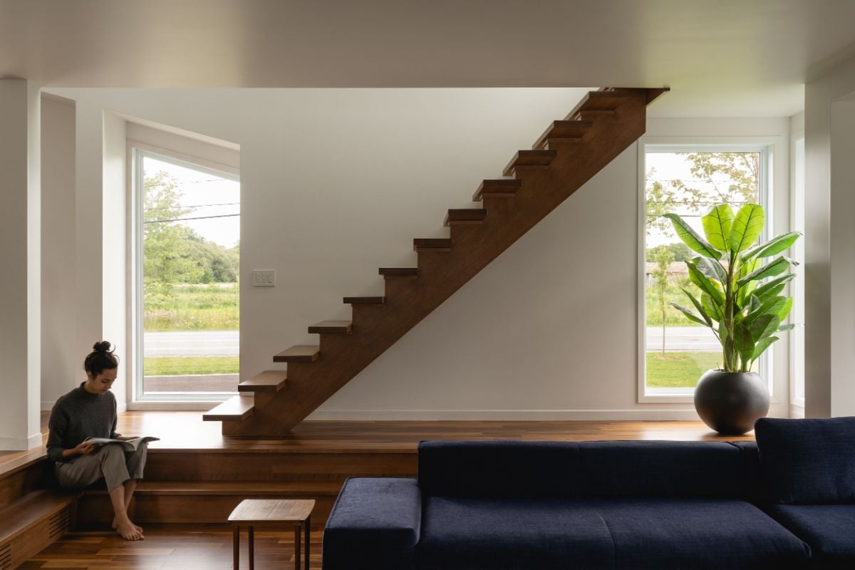 没有栏杆的极简主义木制现代楼梯