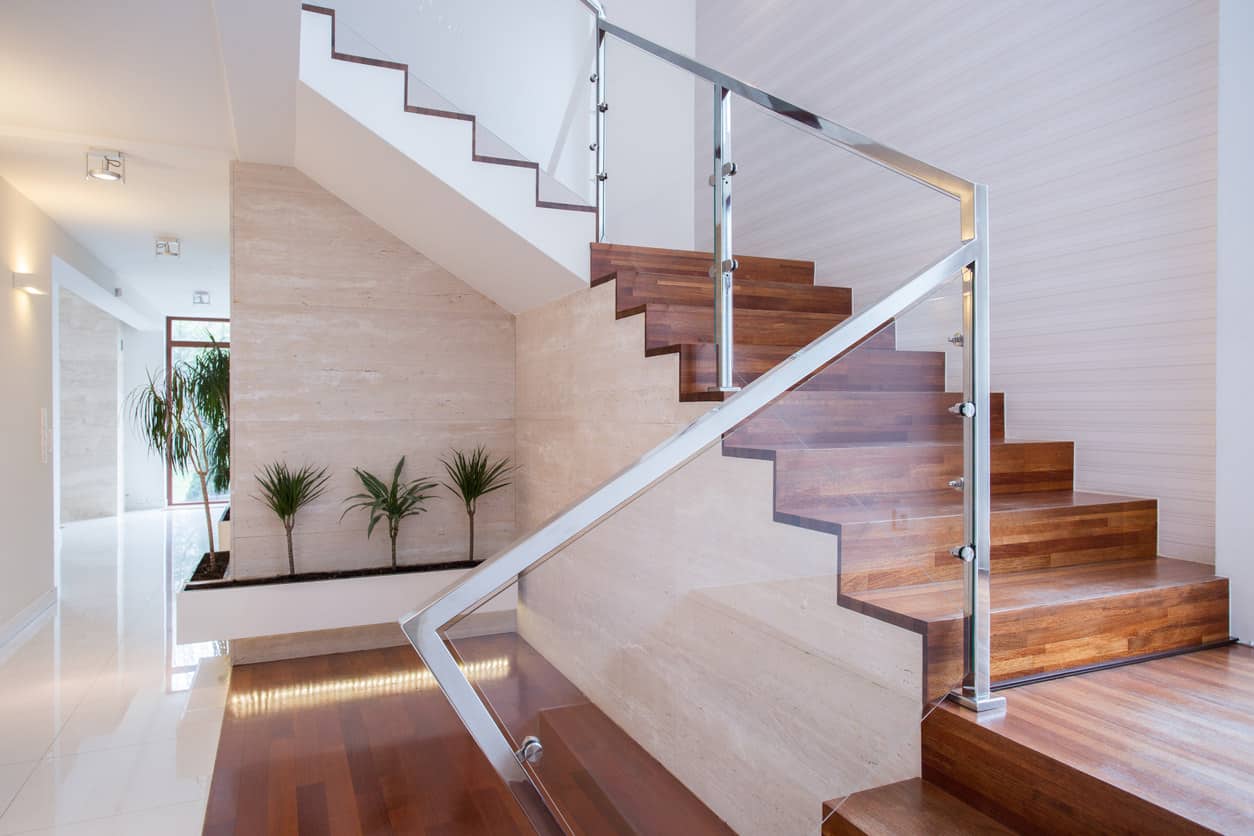 四分之三的旋转楼梯，有两个平台，以硬木台阶和平台为特色，铬和玻璃用作栏杆。这种设计通常出现在天花板高度高于平均尺寸的空间中，
