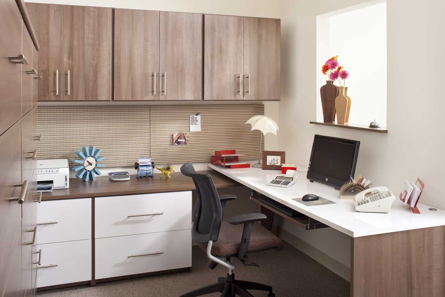 这里有一个例子把一个小房间变成一个伟大的家庭办公室大书桌和存储大量的办公室。