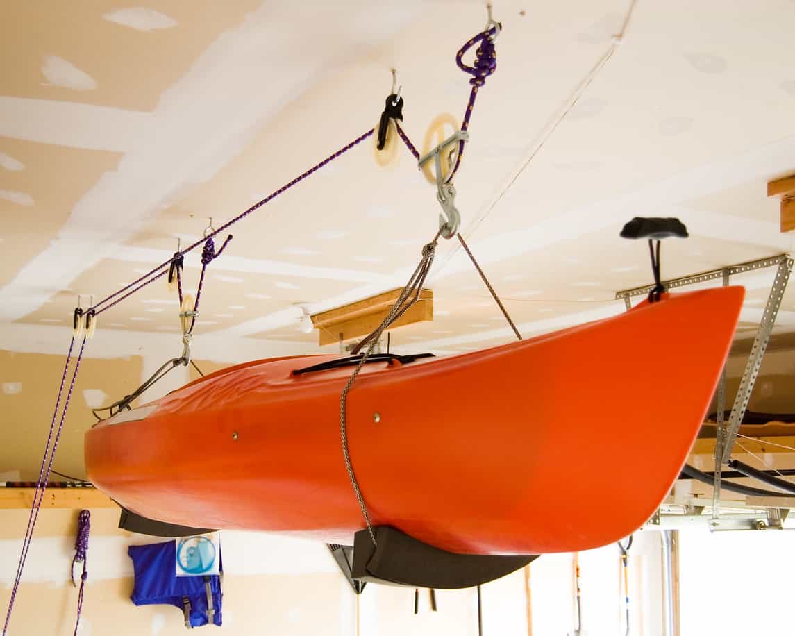 皮艇储存悬挂在车库天花板与皮艇储存滑轮系统