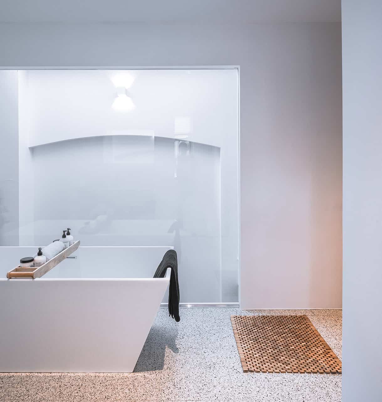 独立的白色现代浴缸，旁边是大落地窗。