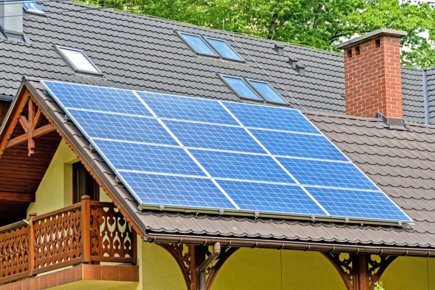 太阳电池板的照片在郊区家的屋顶的