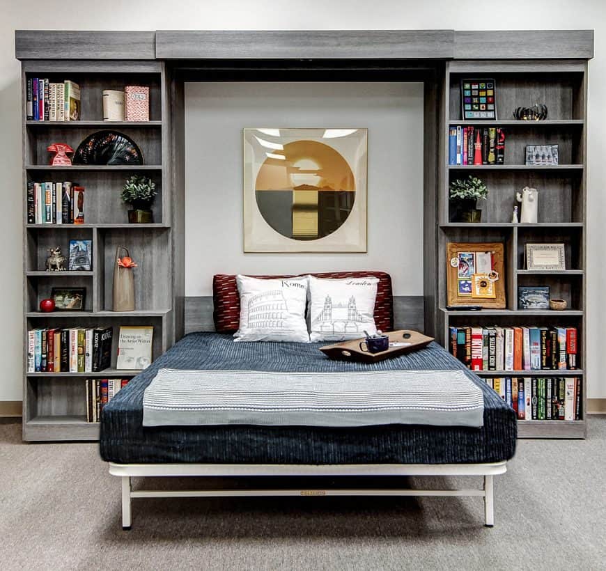 壁床设置为双方的床和书架。