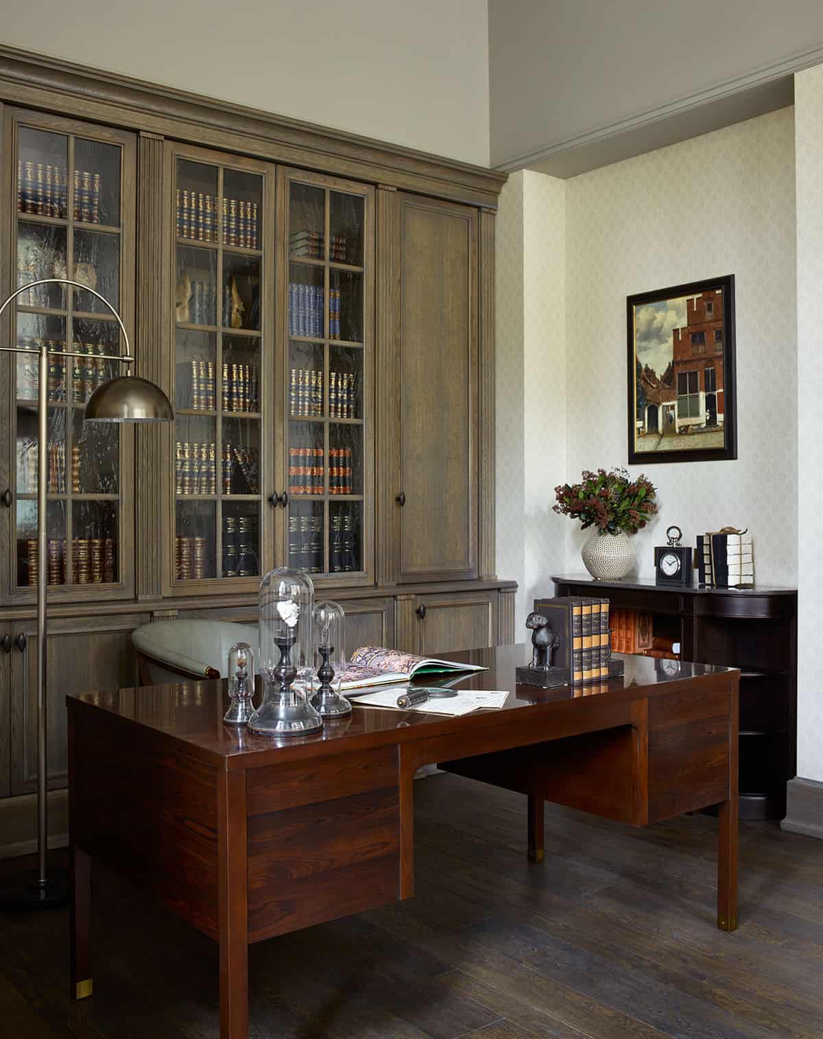 家庭办公室设有硬木地板和优雅的办公桌，周围有优雅的墙壁。