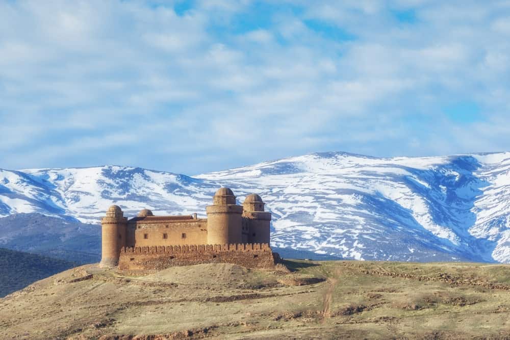 在一个被隔绝的隔离的同心城堡与在背景的多雪的山。