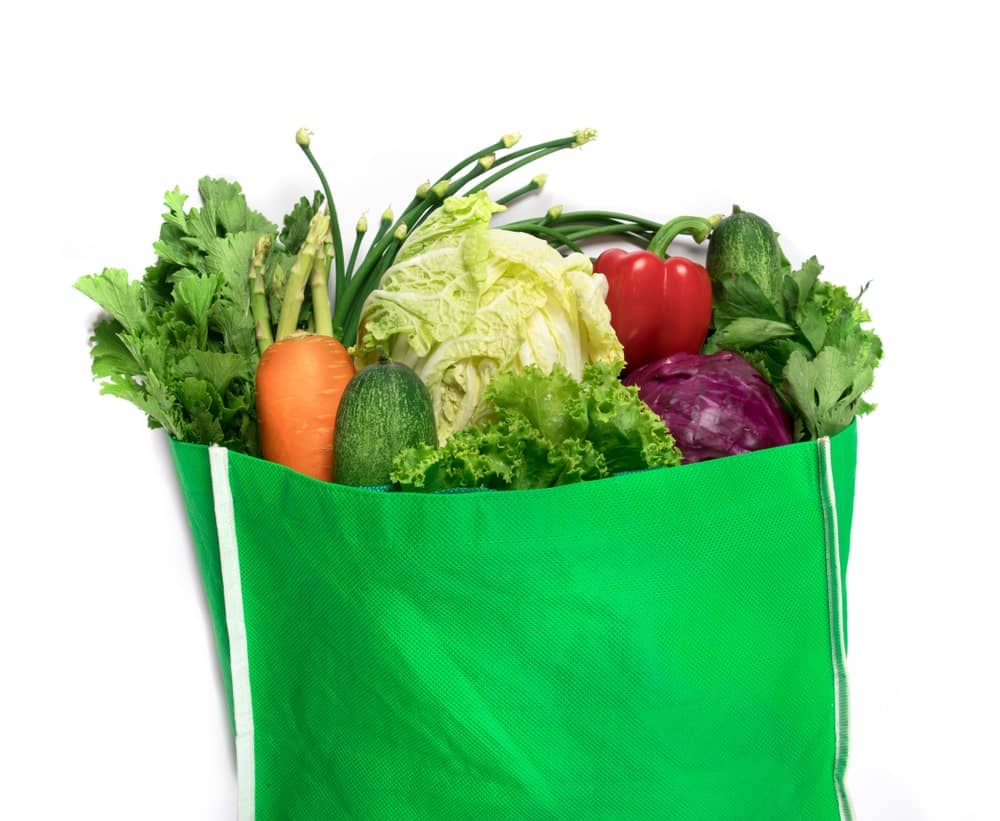 绿色的袋子里装满了各种蔬菜