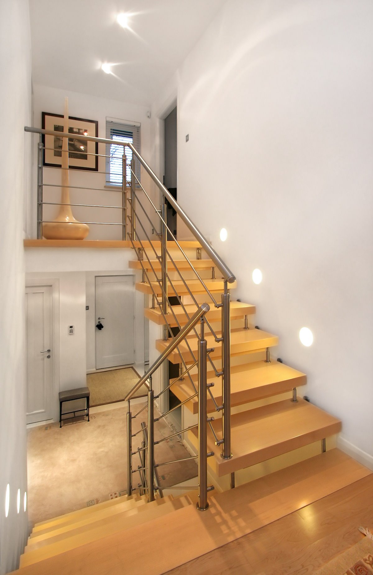漂亮的钢和轻木现代楼梯