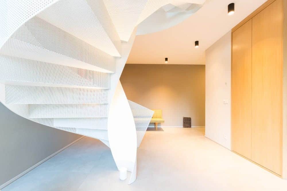 Open Architectes设计的白色金属网格式圆形现代楼梯