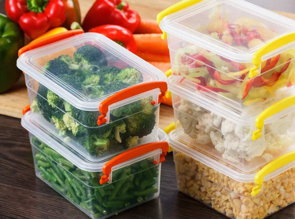 蔬菜储存在塑料容器里