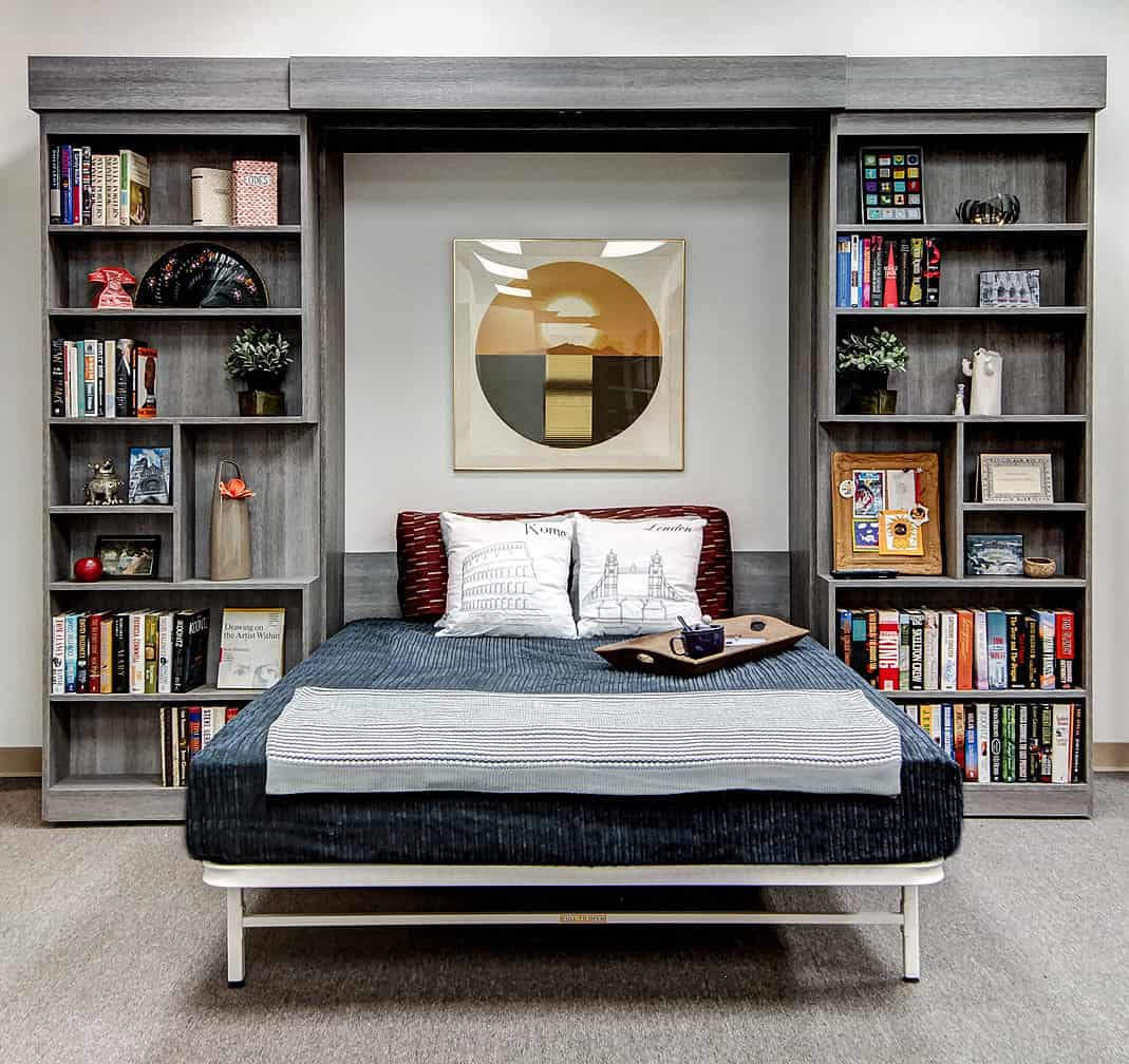 美丽的壁床侧面落地书架,衣柜。