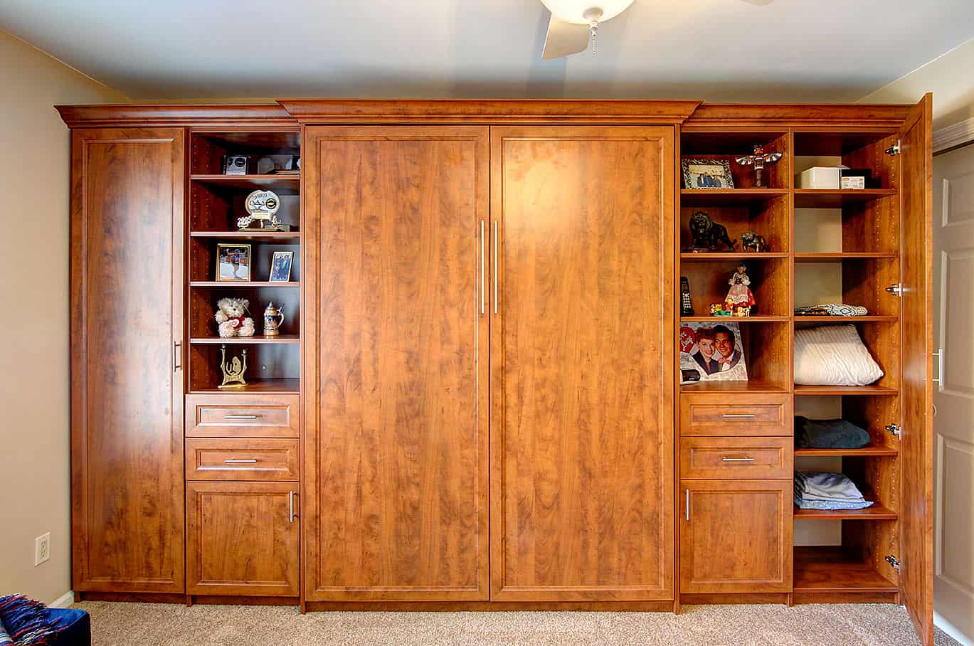 壁床与平落地定制橱柜中色调木头做的柜子和开放的架子。