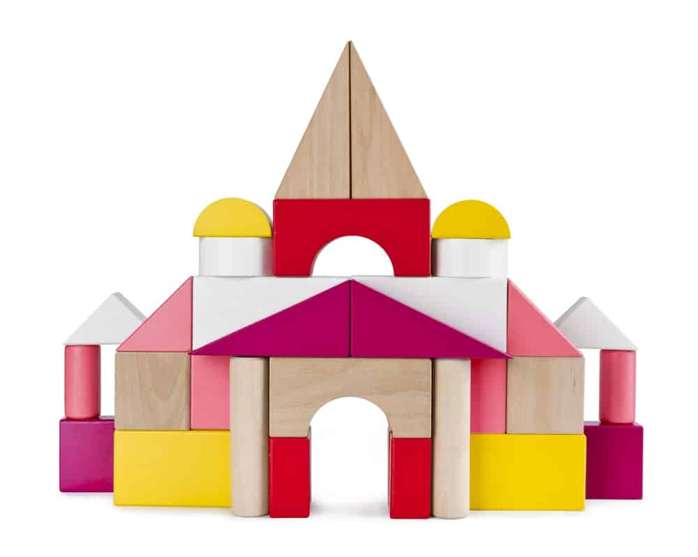 用积木做成的玩具城堡。