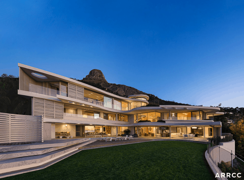 财产和l型豪宅的视图，包括南非山上豪宅的草地区域。