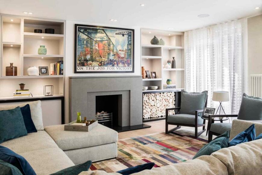 一个现代的正式客厅设有一套舒适的沙发，在时尚的灰色壁炉前面，上面有一个吸引人的墙壁装饰。