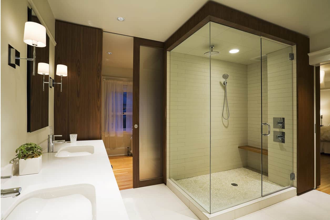 神话般的木质步入式淋浴是这个主浴室的明星，包括两个入口。