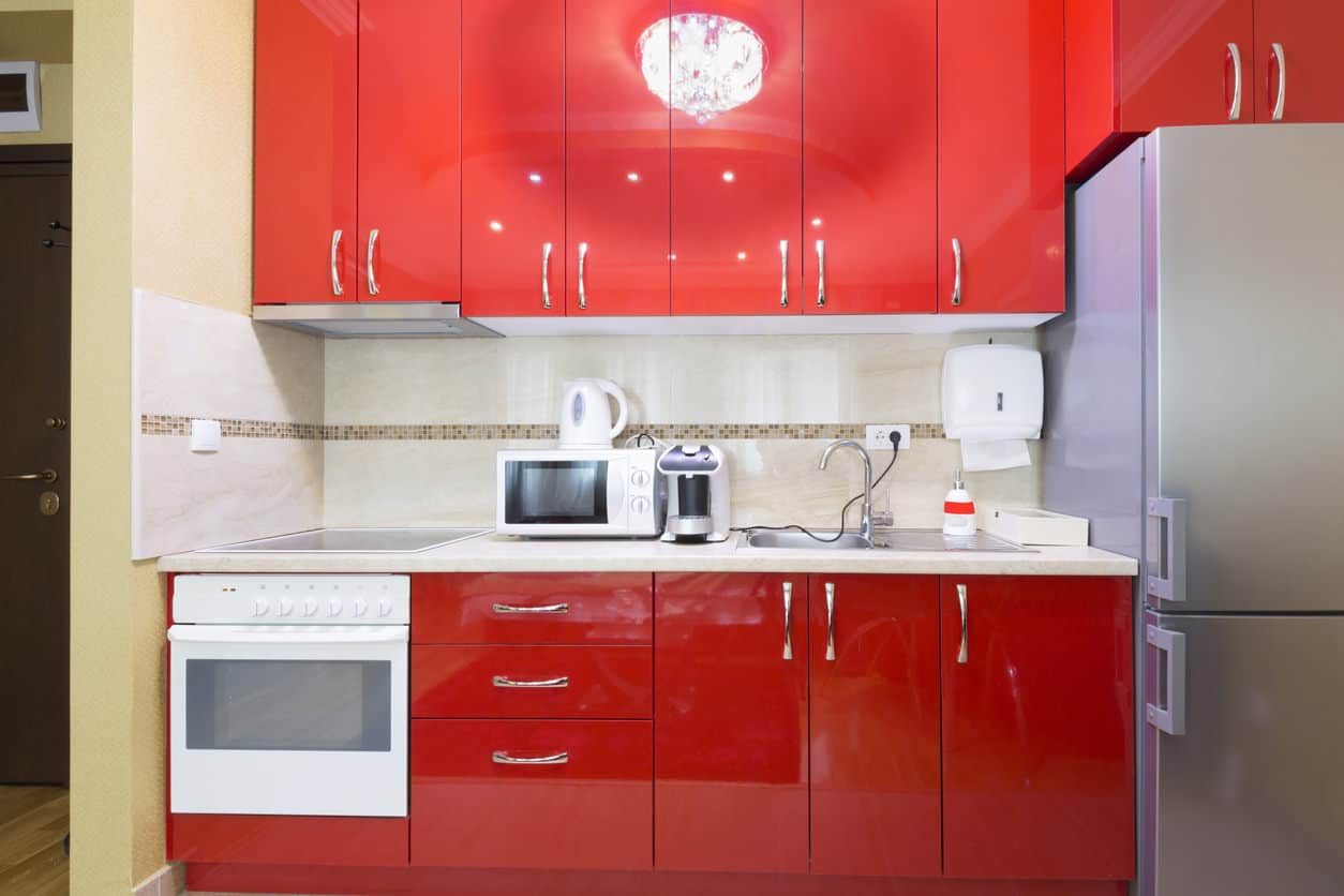 公寓里的小红色现代厨房
