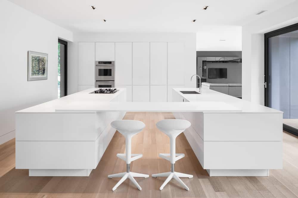 鲜明的白色现代厨房与大u形岛
