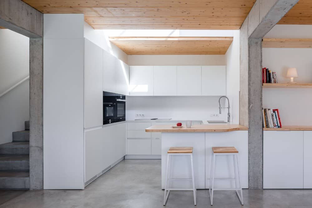 白色设计的厨房和屋顶灯。