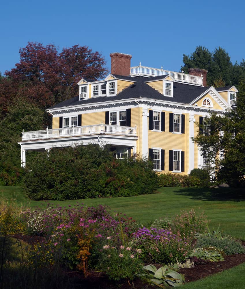 黄色殖民时期的房子，倾斜的屋顶四面都有天窗。