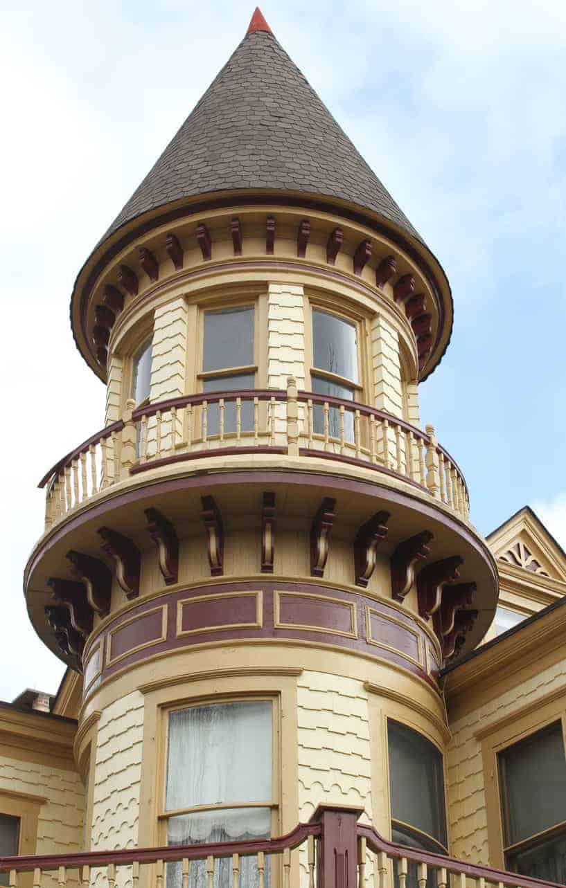 这是一个炮塔的特写，它有一个装饰性的阳台环绕着结构的上部。