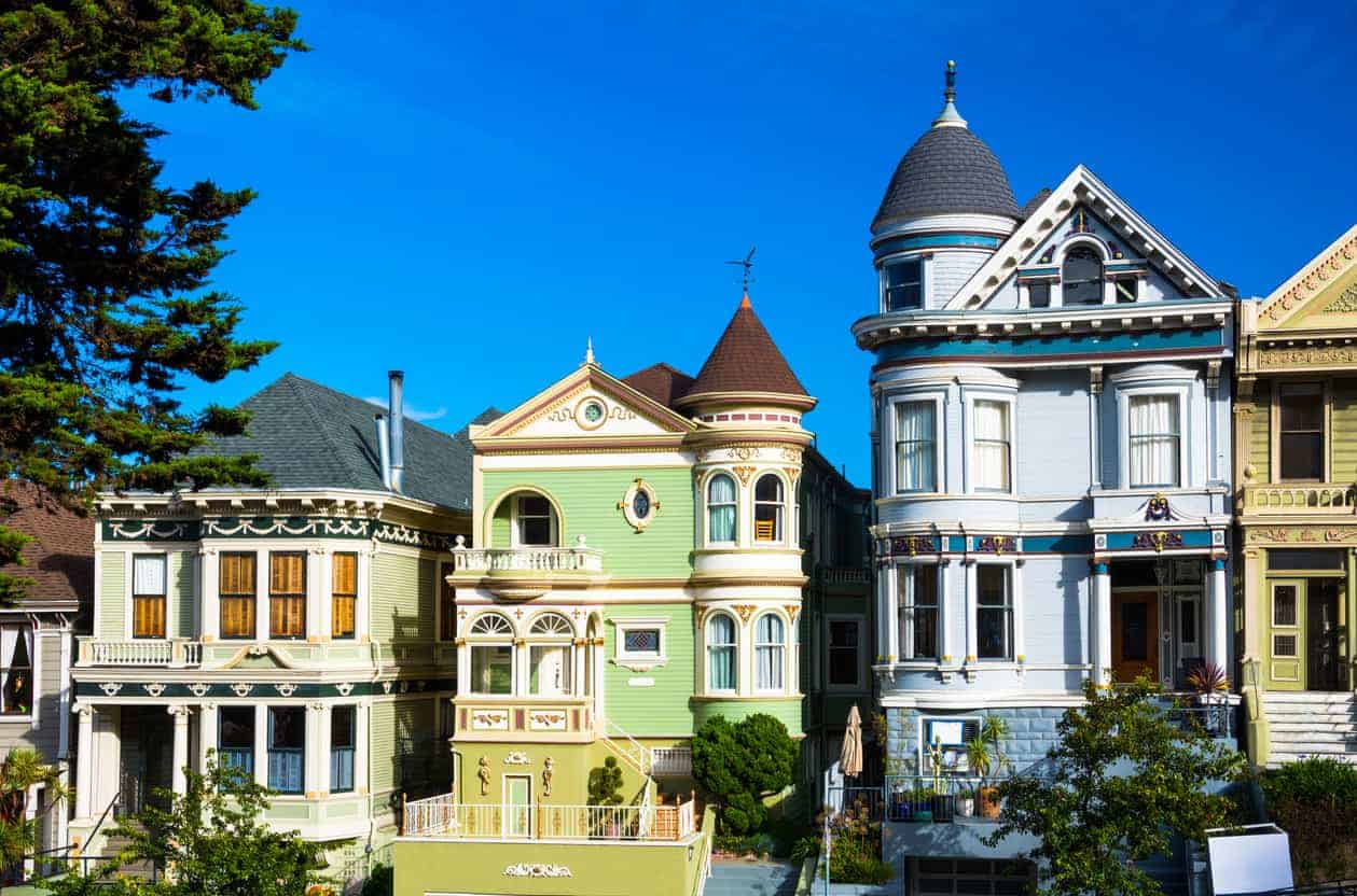 旧金山阿拉莫广场上两座精致的维多利亚式房屋。注意右边的蓝色房子，它有东方风格的炮塔。