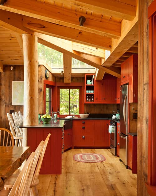 我喜欢浅色的木头和红色的厨房橱柜，与黑色的台面形成对比。这是一个例子，创建一个红色厨房，而不是霸道的红色。