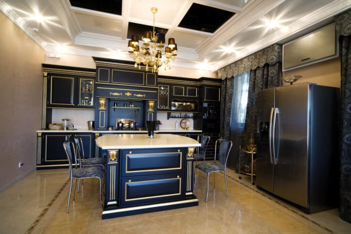 华丽的亚洲风格的黑色和金色厨房。注意天花板是黑白格子的。金色吊灯悬挂在厨房设计的中心。
