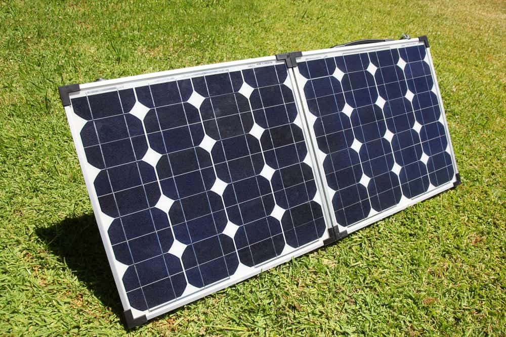 便携式太阳能电池板在草地上