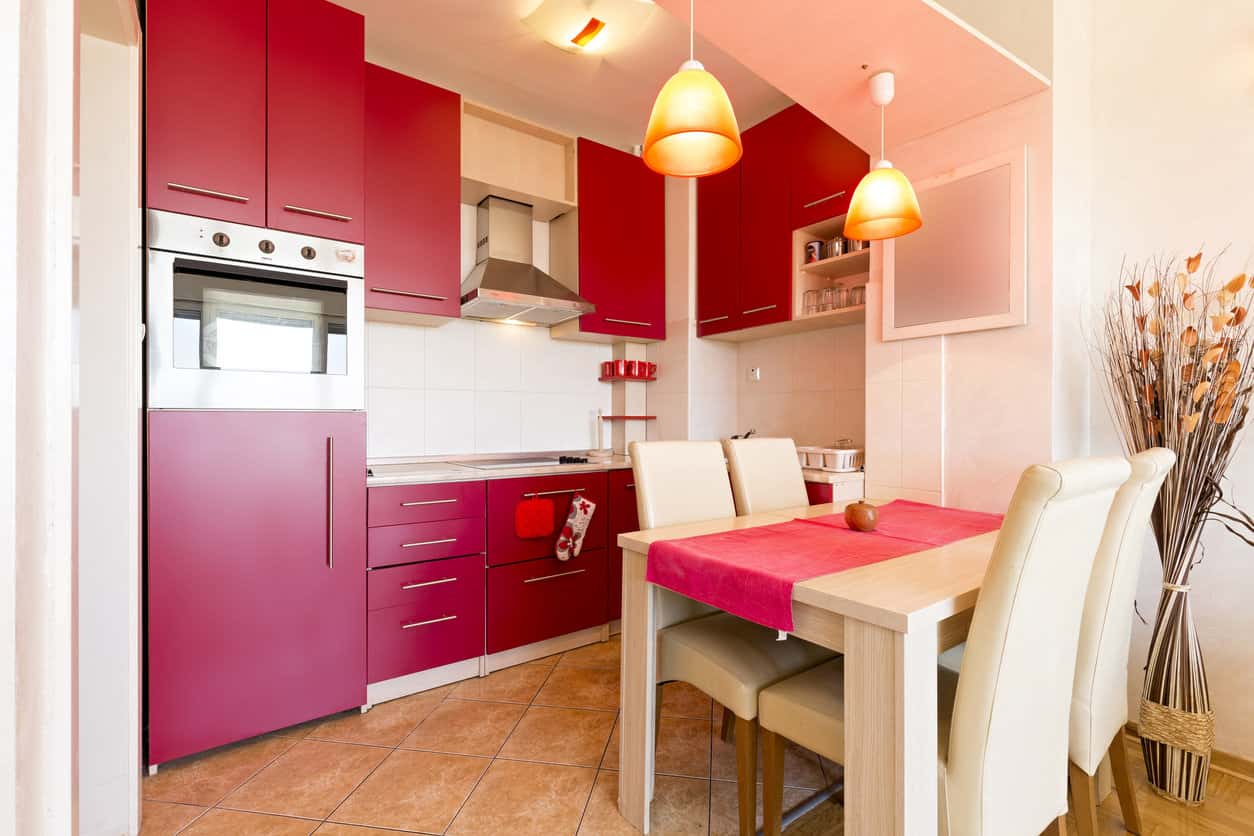 这是公寓里的一个随意的红色小厨房。