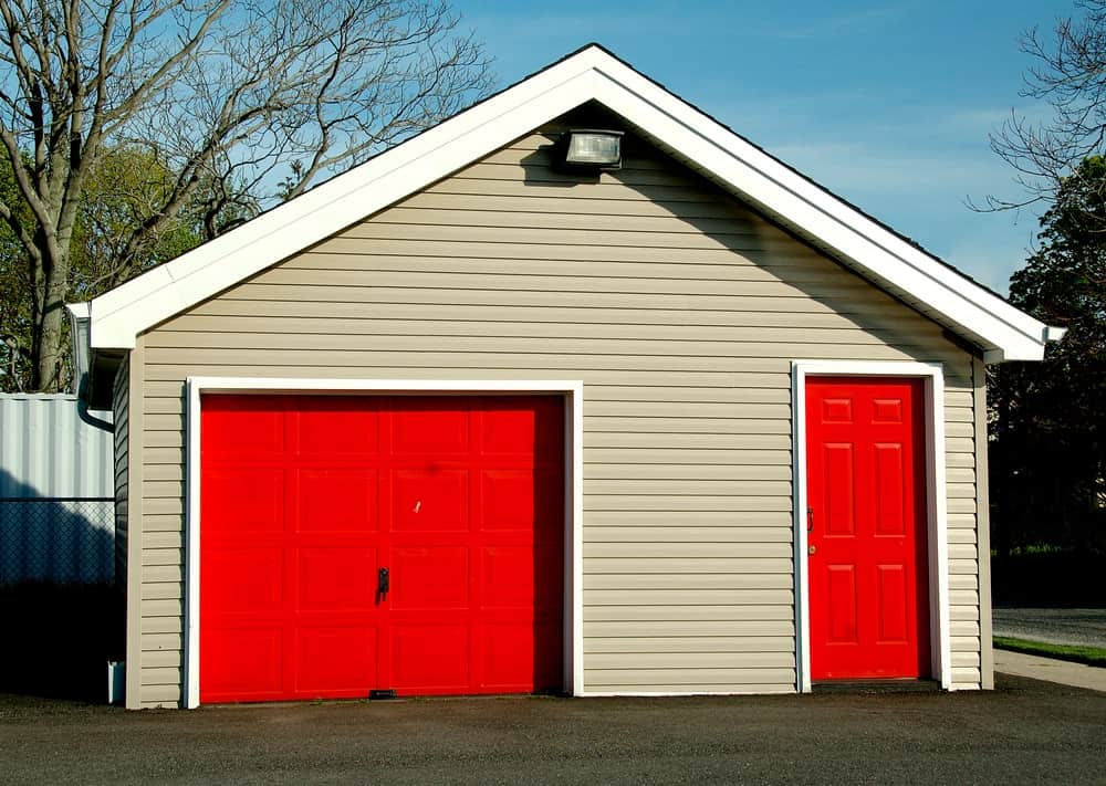 有两个红色门的车库。