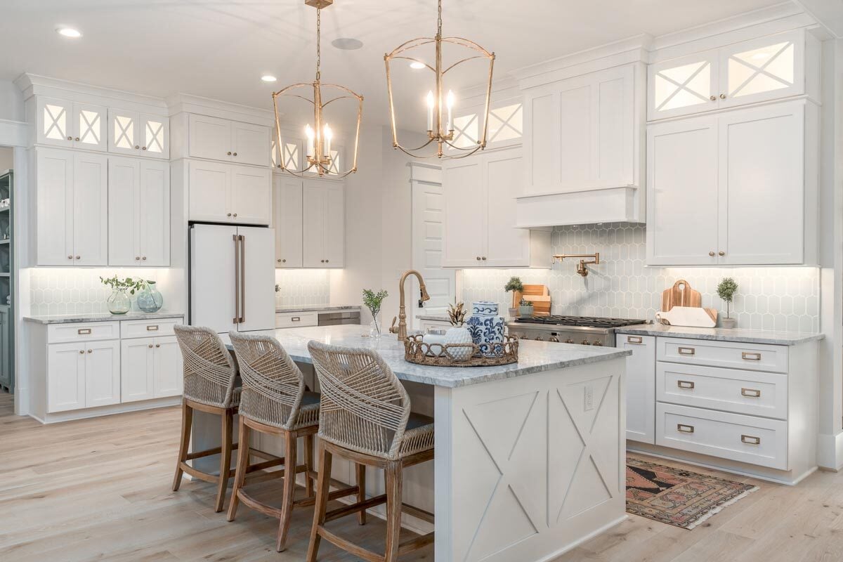 轻木元素与厨房的白色方案相结合，带来清新舒适的外观。黄铜装饰的硬件和照明为该区域增添了优雅。