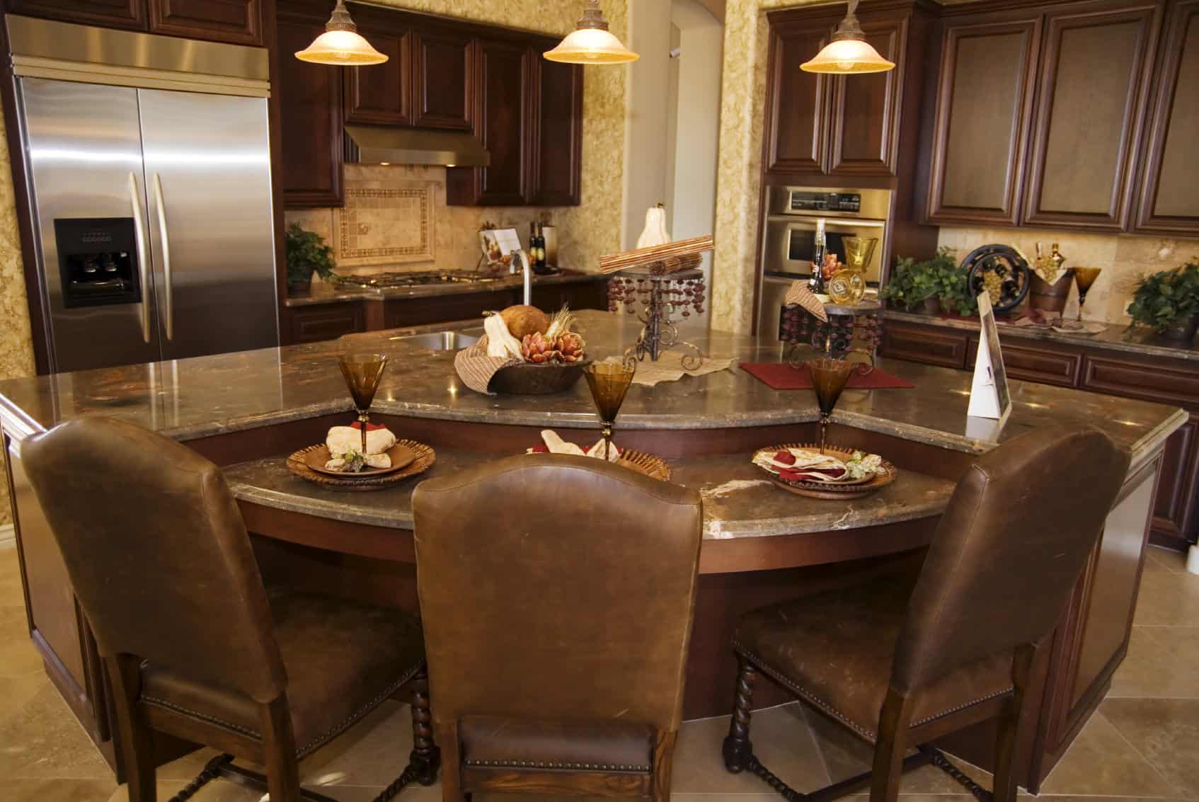 小家庭可以吃饭在风格与这个回顾厨房岛建立舒适和奢侈。即使是舒适的座位有一个经典的纹理。这将创建一个典型的界面优雅的餐厅。