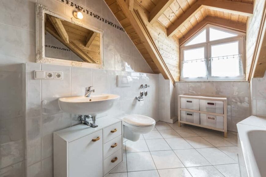浴室有瓷砖墙壁和地板