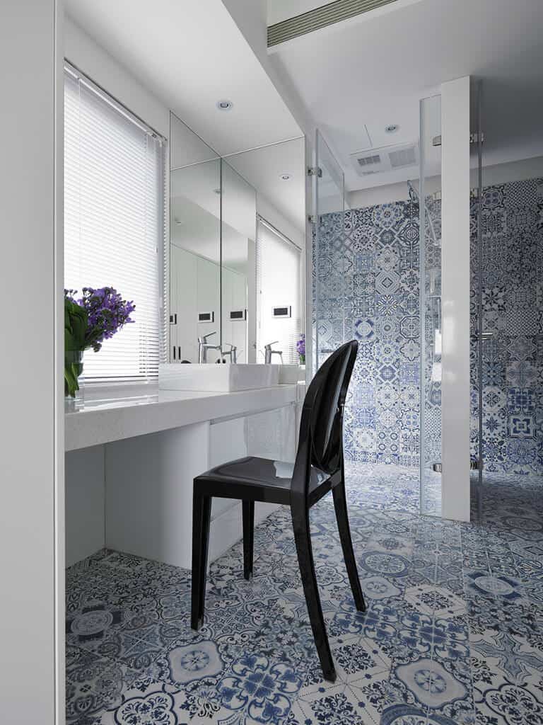 这个浴室有一个非常独特的外观，这要归功于它的蓝白印花瓷砖。波西米亚蓝色浴室看起来更像一个沙龙而不是浴室。这是优雅女士的完美选择。