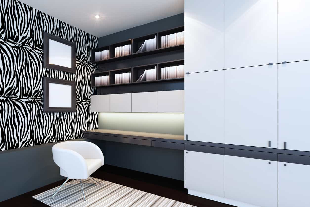 现代家庭办公室有一个吸引人的墙壁设计，以及一个内置的书桌和书架。