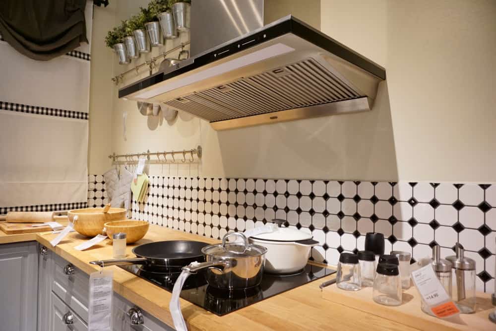 日本人在家中使用大量的黑色和白色(象征阴阳堂)，并融入自然元素，如木材。这个厨房是日本哲学的完美代表，它的黑色和白色的后挡板，木制的台面和碗。上面的小角落里也有几桶绿色，让厨房与自然亲近。