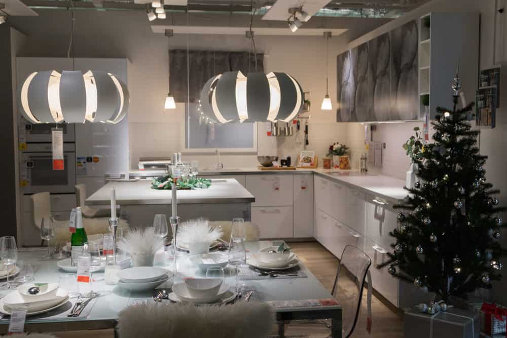 这个厨房的灵感来自白色的冬季。椅子上覆盖着白色的皮毛，同样的材料被展示在桌子的中央。银色的中国灯笼风格的灯具和白色和灰色的固定装置进一步为房间增添了凉爽的色彩。一旁摆放着一棵挂着银色装饰物的圣诞树，完美地衬托出雪夜的景象。