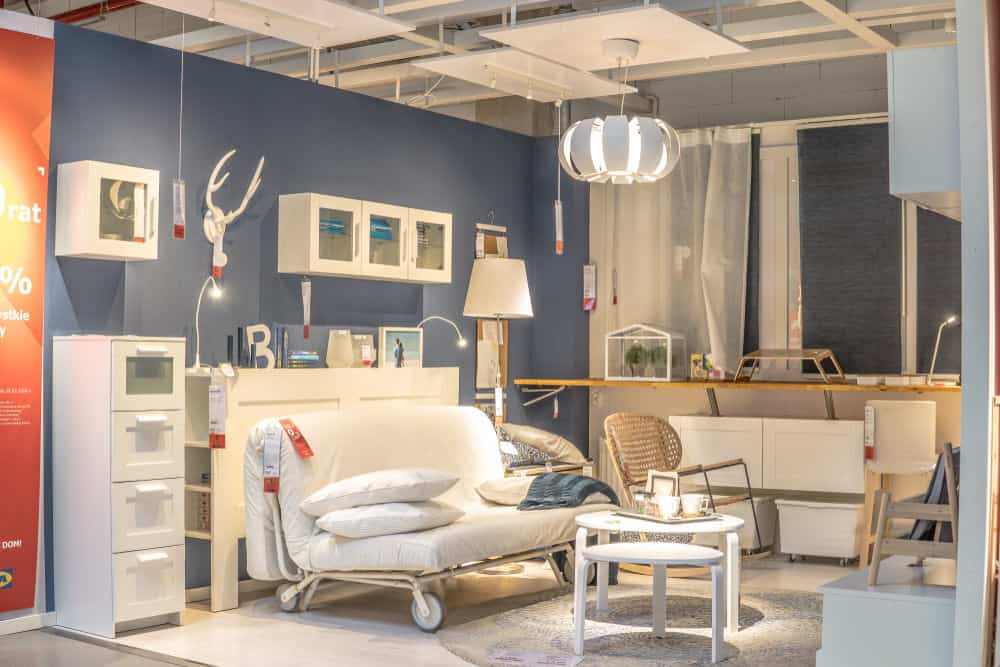 这个可爱的客厅设计简直是一种眼睛的享受!白色家具和蓝色墙壁的组合看起来很空灵。舒适的沙发和手工制作的扶手椅，使它成为一个舒适的谈话场所。南瓜形状的悬挂式照明灯具增加了这个地方的现代优雅，而不会让它看起来多余。
