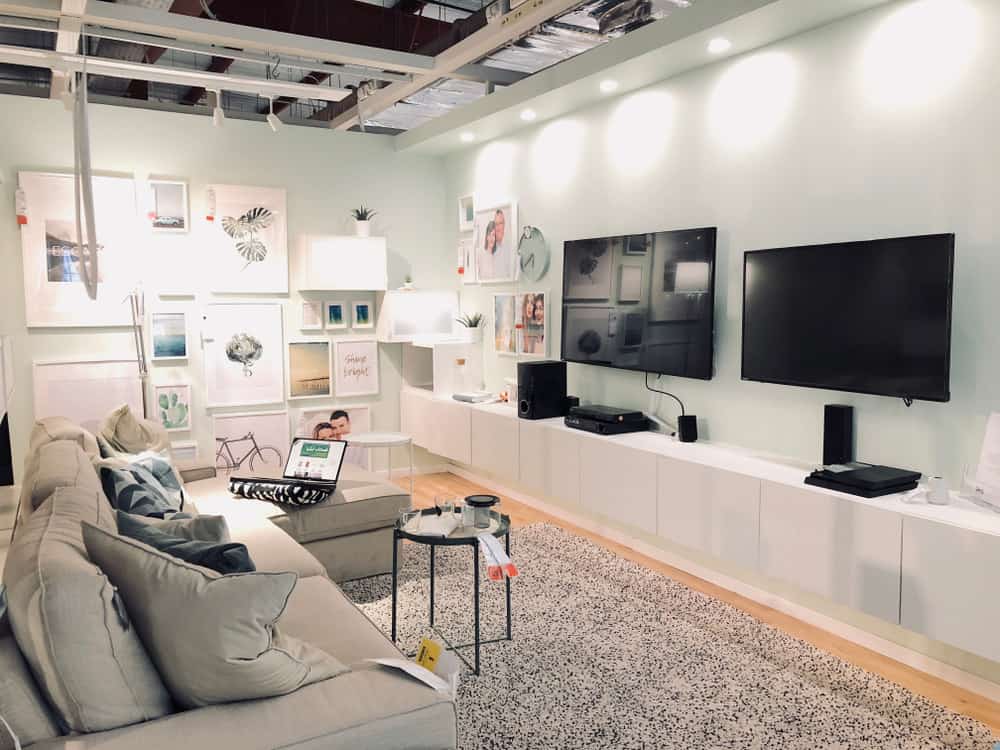 这种家庭娱乐室设计简约优雅。它被中性色的墙壁包围，提供了一个安静的空间，可以独自一人度过一段时间，或与家人一起享受电影马拉松。有一面墙专门用于墙壁艺术，它提供了个性化的舒适。面向现代平板电视的基本外观但舒适的沙发进一步增加了这个客厅的个性。配套的地毯放在木地板上，使空间更加舒适。