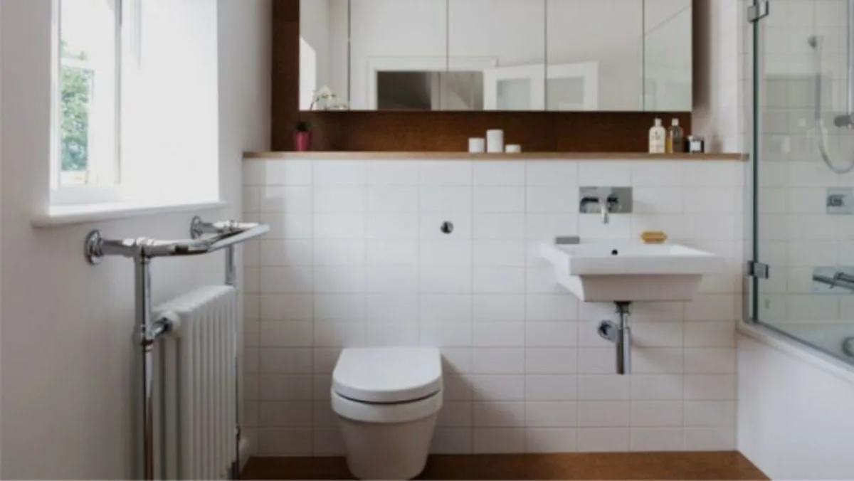 简单可爱的小浴室和卫生间小水池的后果和窗口