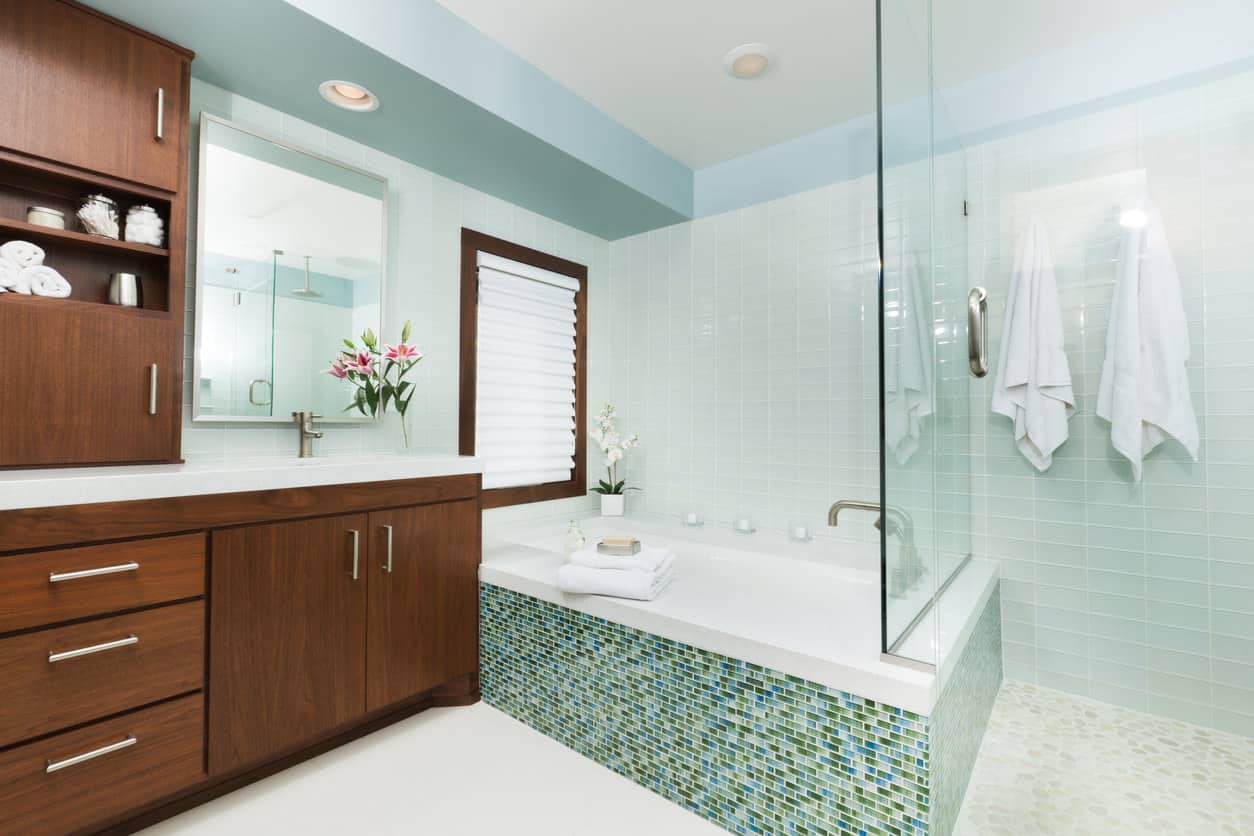 这个浴室使用了蓝色，向阴影一侧逐渐变细。几盆蕨类植物为浴室的白色、靛蓝色、紫色、银色和蓝宝石色调增添了清新、活泼的色彩。
