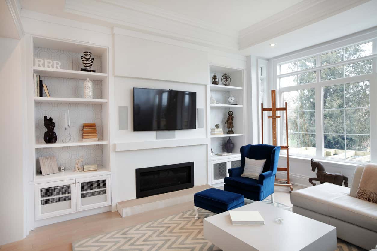 纯白色和蓝宝石蓝色的客厅，摆满了青铜雕像，是一个放松的好地方