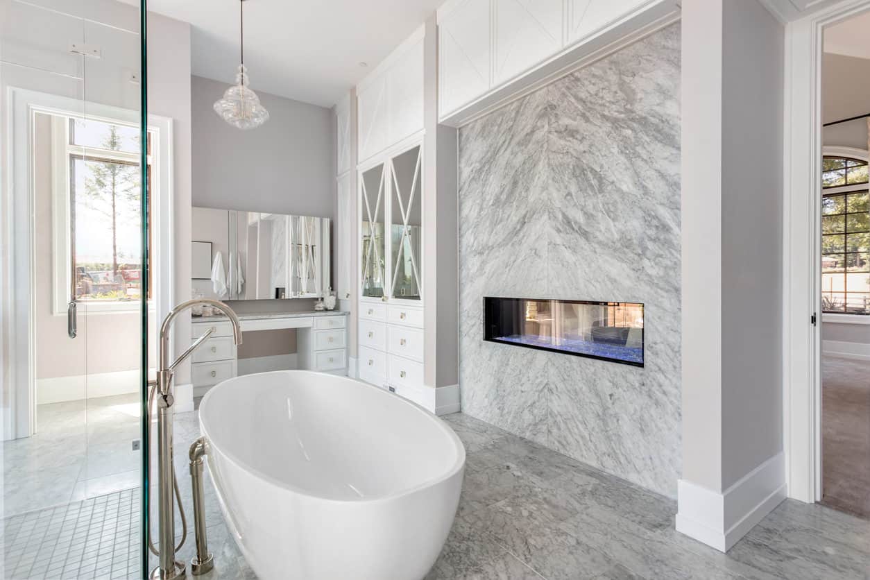 围绕着一碗风格花园浴缸和一个冬天的森林像墙纸覆盖墙,各种详细的元素给这主浴户外风格与奢华的感觉。混合模式和独特的元素,如建于firepit窗口给这个主浴一个前所未有的风格。