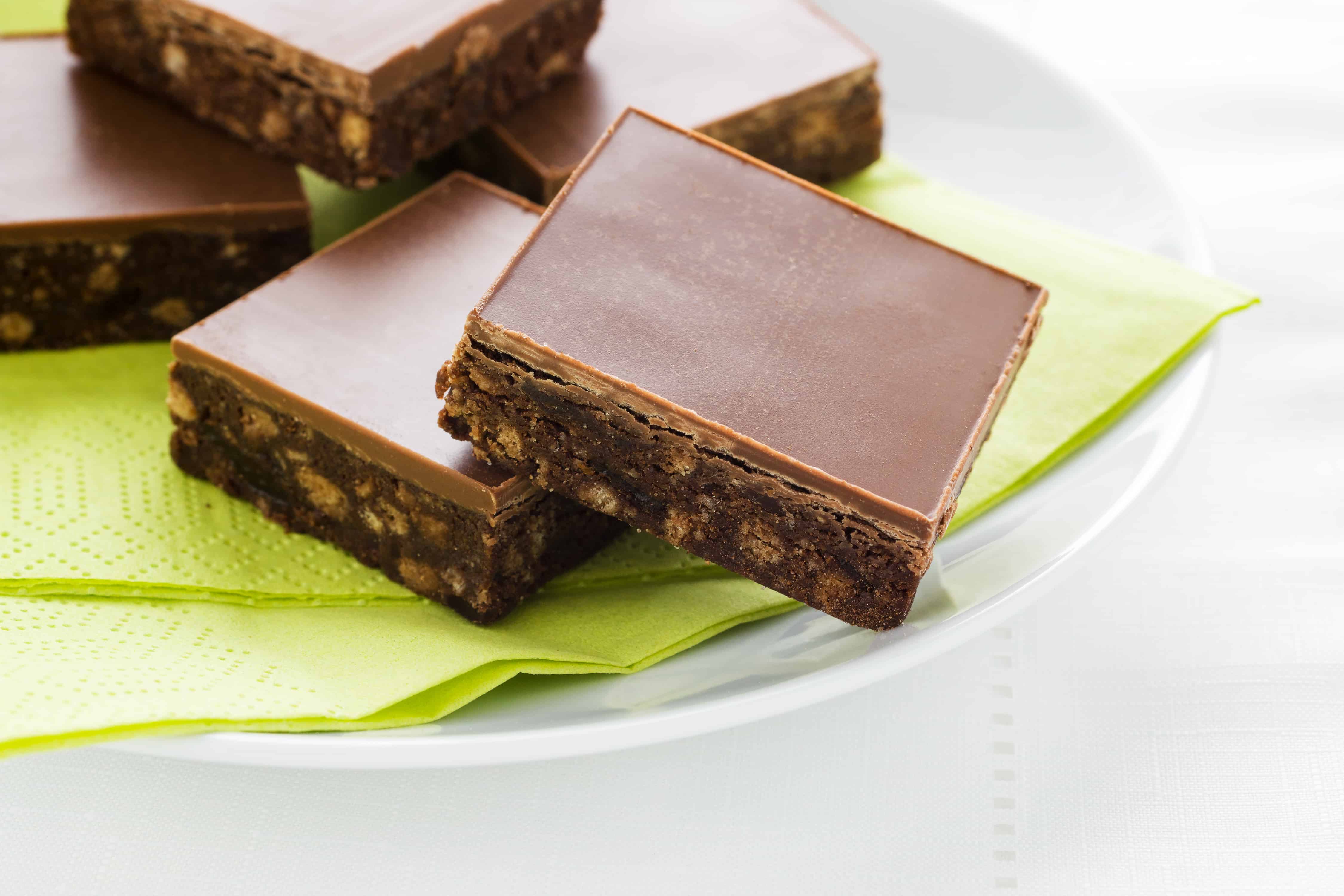 巧克力软糖块放在白色盘子和绿色餐巾上