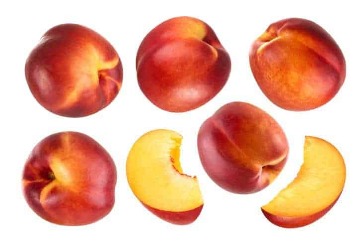 一个切片的油桃，五个完整的油桃