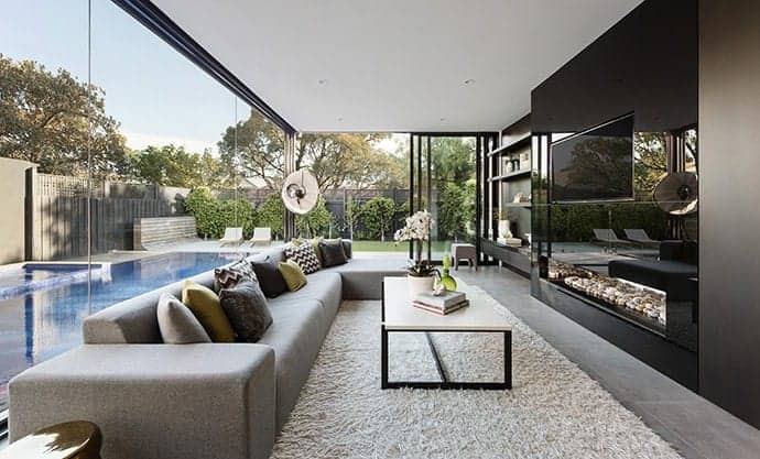 在这个豪华的澳大利亚里诺项目中，黑色光滑的墙壁和平板电视为当代客厅增添了优雅。
