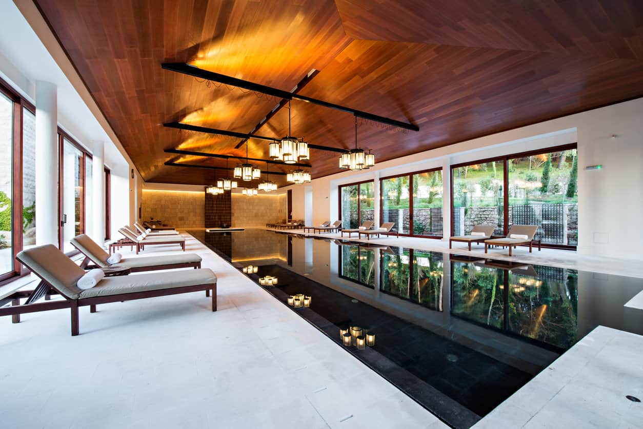美丽的图画最好地描述了这个华丽的室内游泳池，华丽的乙烯天花板和令人惊叹的悬挂灯笼般的圆柱形灯。两边都有巨大的窗户，你可以同时游泳和享受自然。
